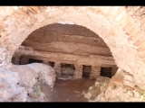 00947 ostia - regio ii - insula iv - terme di nettuno (ii,iv,2) - raum 9 - caldarium - becken westseite - hypocaustum - bli ri osten.jpg